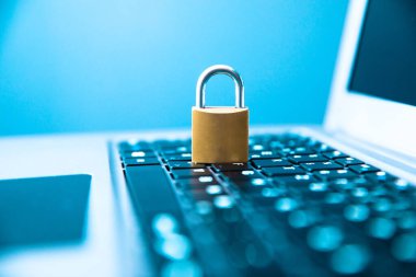 Mavi duvardaki bilgisayar klavyesine kilitlen