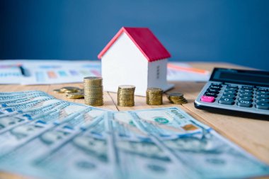 para ve ev modeli tablo üzerinde hesap makinesi ile