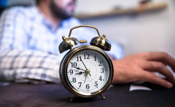 Homme Travaillant Dans Ordinateur Horloge Sur Tabl — Photo