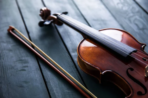 Siyah ahşap masada keman