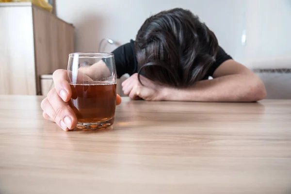 Triste Homme Verre Main Bière Sur Table — Photo