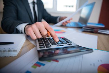 adam el hesap makinesi ve belge çalışma tablosunda