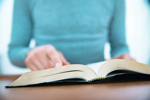 Hombre Leyendo Santa Biblia Tabla — Foto de Stock