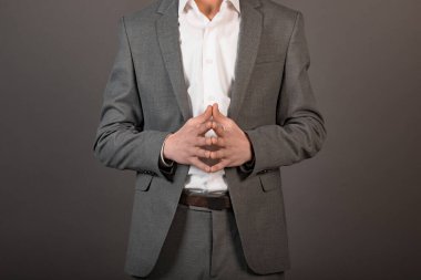 Genç iş adamı parmaklarını birbirine değdiriyor