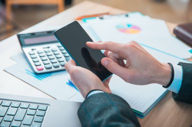 Ofiste akıllı bir telefon var.