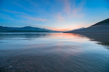 Güzel günbatımında göl ve dağlar...