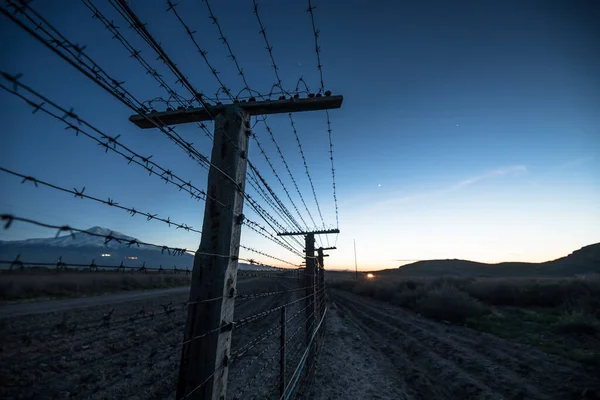 Prikkeldraad Langs Het Veld Bij Zon — Stockfoto