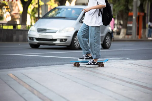 Jeune Femme Skateboard Dans Stree — Photo