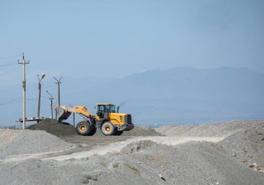 Bir yol inşaatında kazıcı.