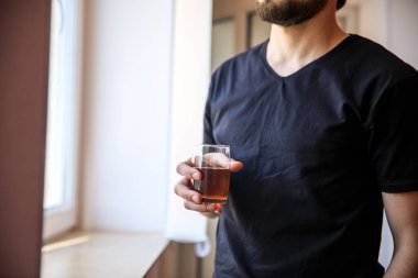 Pencere pervazında bir bardak içki.