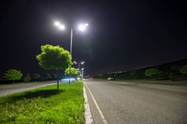 Boş asfalt yol ve geceleri sokak lambaları