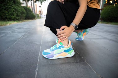 Kadınlar el ele, bacak bacak, stree