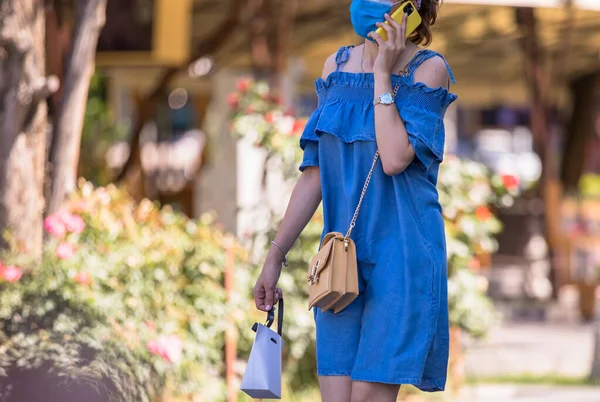 Wanita Berbicara Telepon Wajah Masker Stree — Stok Foto