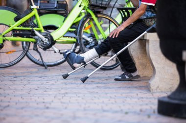 Kırık bacağı olan bir adam