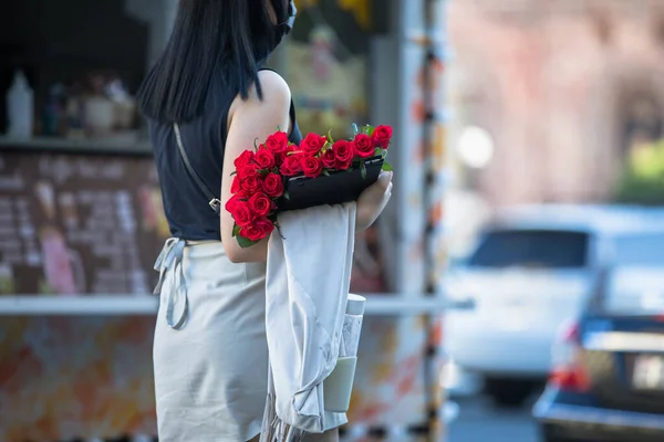Mujer Mano Hermosas Rosas Stree — Foto de Stock