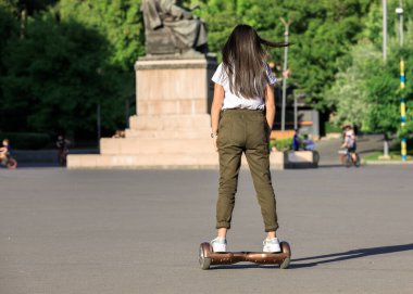 Kadınlar uzun kaykayla kayıyorlar.