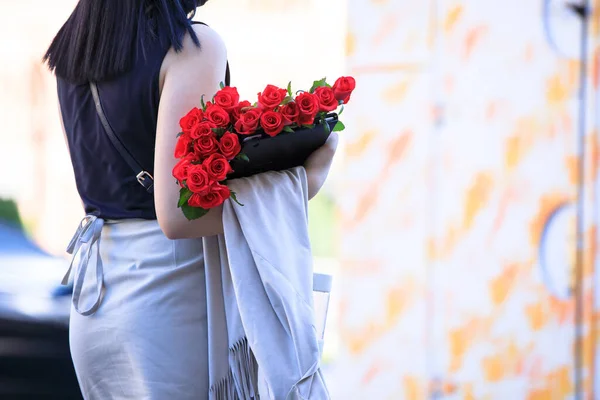 Mujer Mano Rosas Stree — Foto de Stock