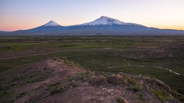 Ermenistan 'daki Ararat Dağı. Gün batımında.