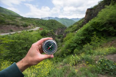 Erkek eli pusula doğada.