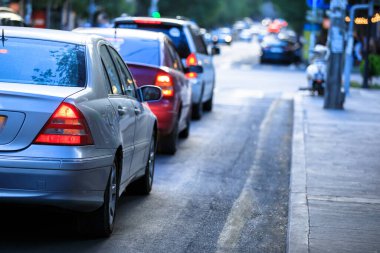 Şehir sahnesinde trafik sıkışıklığında duran arabalar