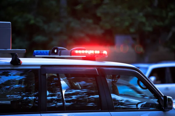 Akşam vakti büyük şehirde bir polis arabası.