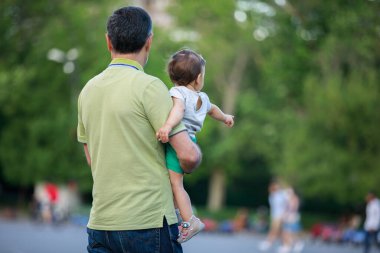 Baba, Stree 'de küçük çocuğa sarıldı.