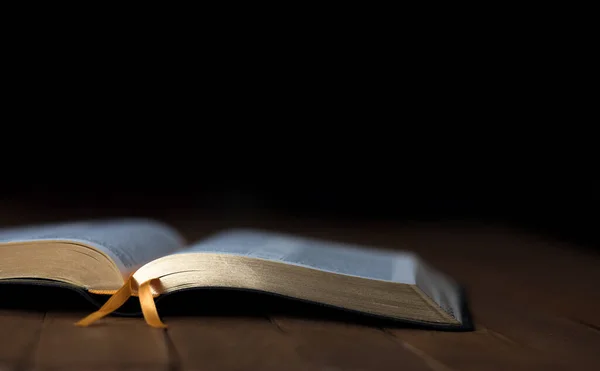 Bíblia Sobre Mesa Backgroun Quarto Escuro — Fotografia de Stock