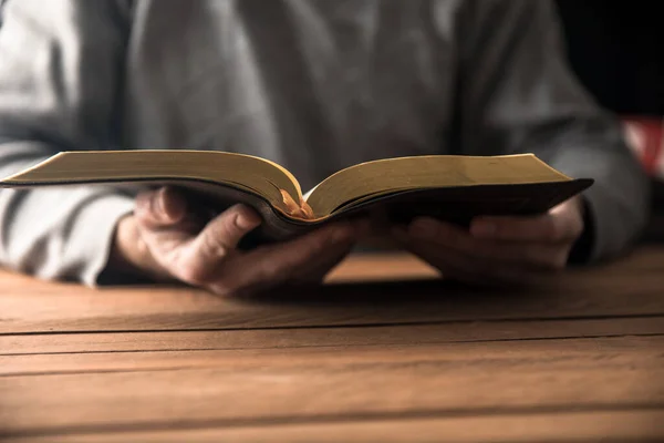 Hombre Leyendo Biblia Fondo Mesa — Foto de Stock