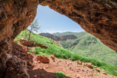 Mağaranın dağ manzarası.