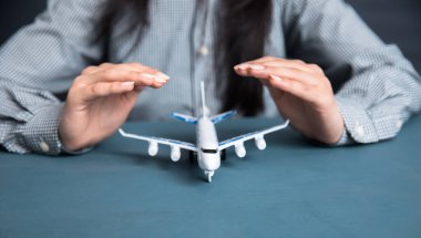 Kadın el uçağı mavi masada!