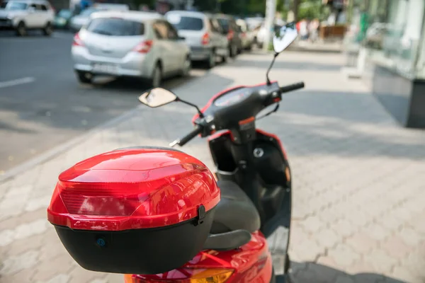 Şehrin Arka Sokaklarında Kırmızı Motosiklet — Stok fotoğraf