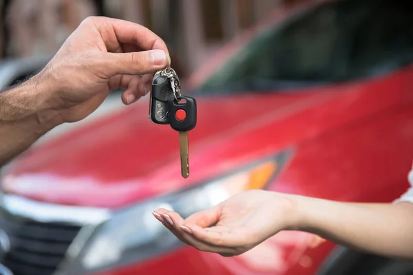 Homme Femme Main Voiture Clé Dans Stree — Photo