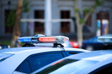 Şehrin arka sokaklarında polis arabası var.