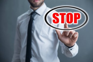 Bir adam dijital ekranda durarak dokunuyor