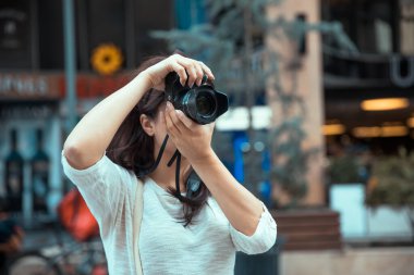 Kadın el kamerasıyla çekilen fotoğraf makinesi.
