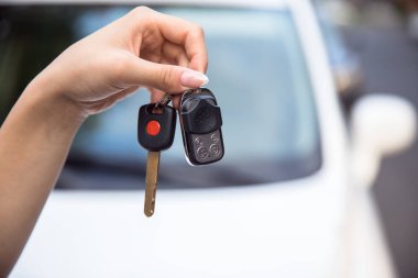 Stree 'de arabanın anahtarını tutan kadın.