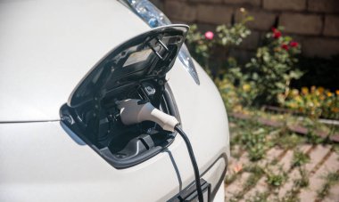 Sokak grubundaki elektrikli arabaya kablo bağlama