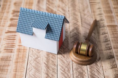 ev modeli ve ahşap masa yargıcı