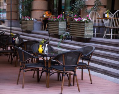 Sokaktaki kafelerin sandalyeleri.