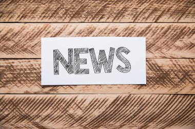 Tahta masadaki kağıtta haber metni