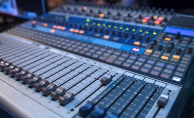  Düğmeleri ve kaydıracı olan ses karıştırıcı