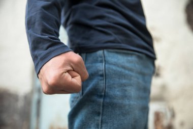 Öfkeli adam yumruğunu salladı.