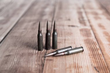 Tahta masadaki kurşunlar sırtüstü.
