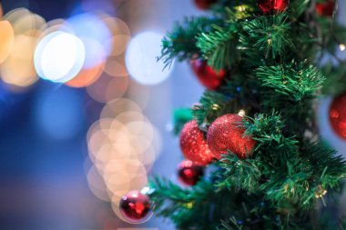 Noel oyuncakları köknar ağacında Bokeh grubunda