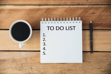 Not defteri ve kahve üzerinde liste metni yapmak için