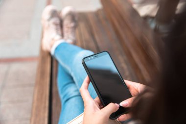 Benc 'te oturan bir kadın.