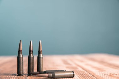 Tahta masadaki kurşunlar sırtüstü.