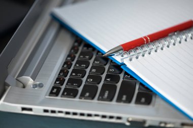 kalem üzerine not defteri üzerinde hesapla