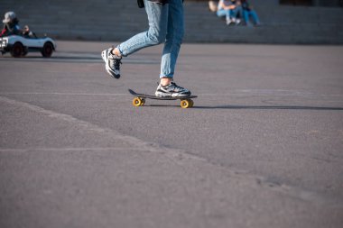 Kaykaycı bacakları kaykayla kayıyor.