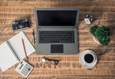 Ofisteki bilgisayar çalışma masasında!